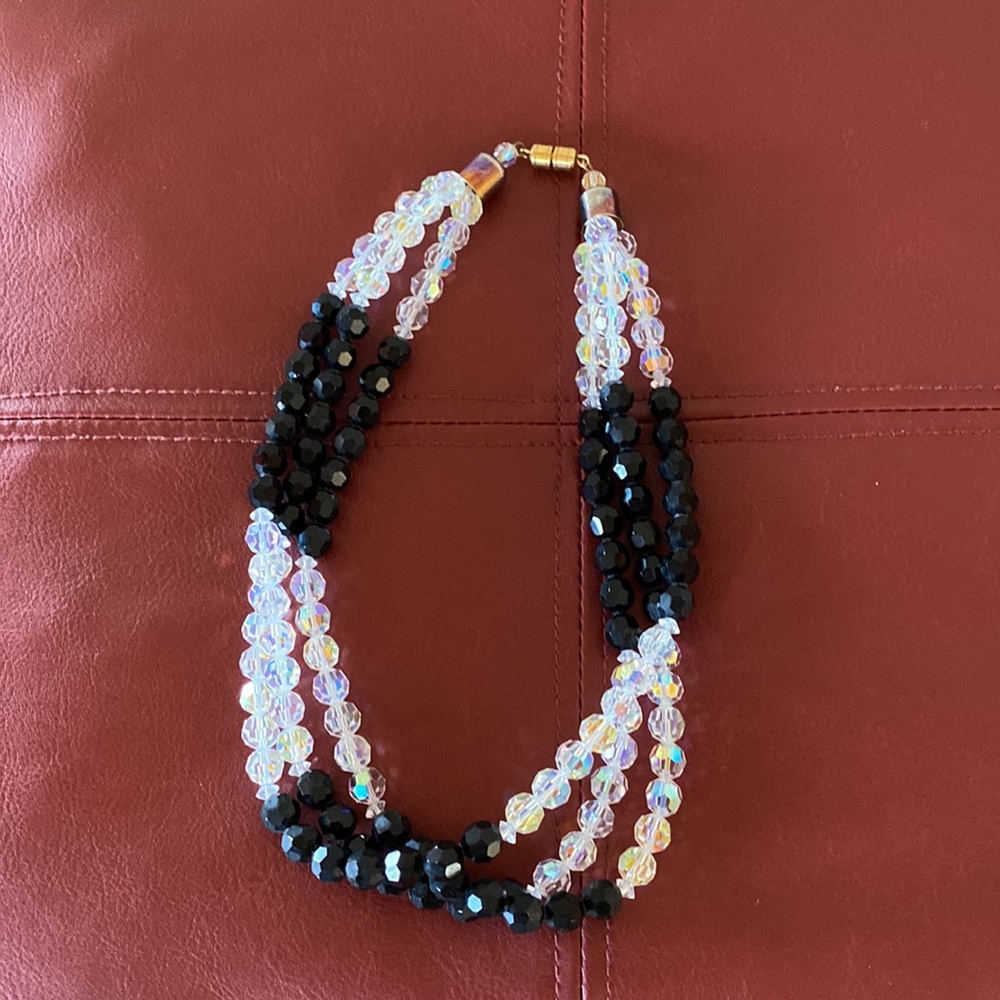 Fashion jewelry triple strand black and white cristal necklace.